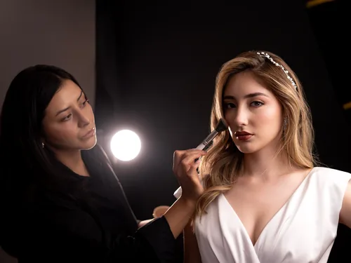 Retoque de maquillaje a la novia durante la boda