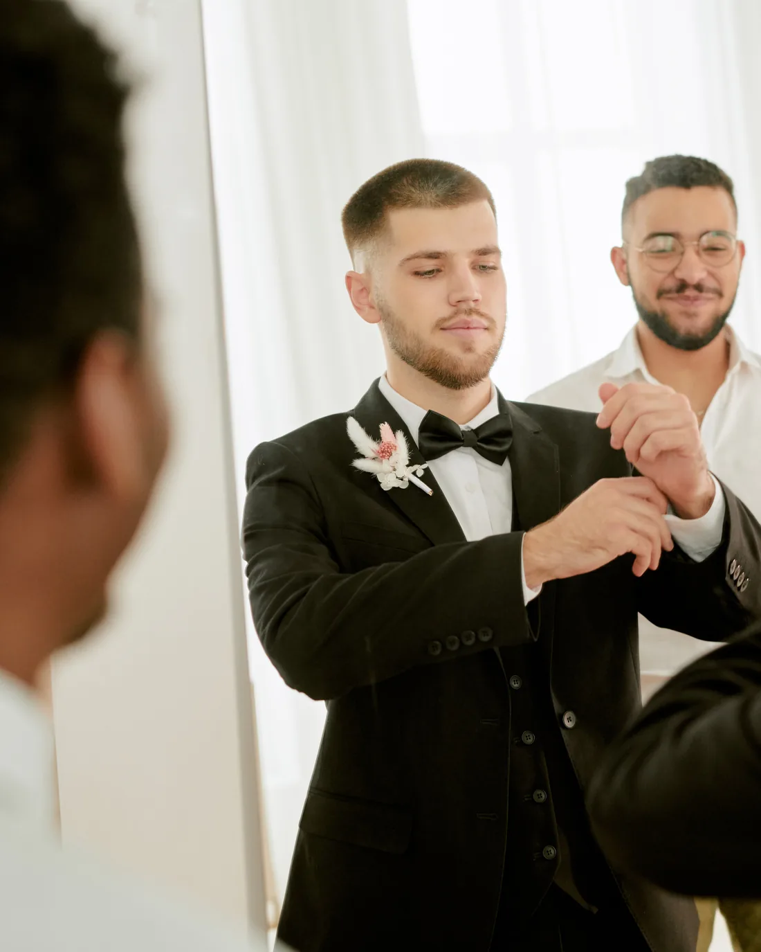 Novio y caballeros con acabado natural para fotos y video