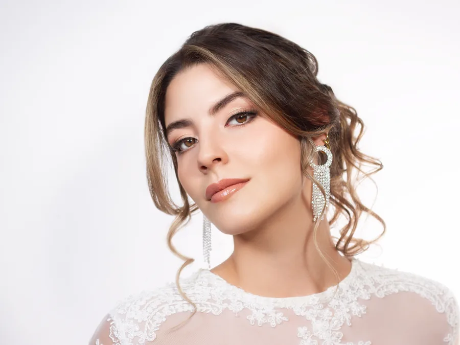 Novia de Ensueño: maquillaje y peinado profesional con look elegante