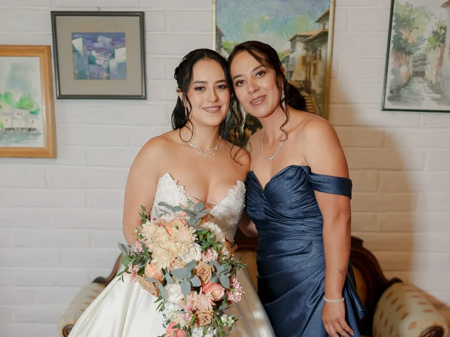 Lazos de Amor: novia junto a su mamá, ambas maquilladas y peinadas