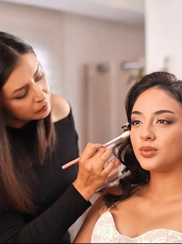 Retoque de maquillaje durante la sesión de preparación