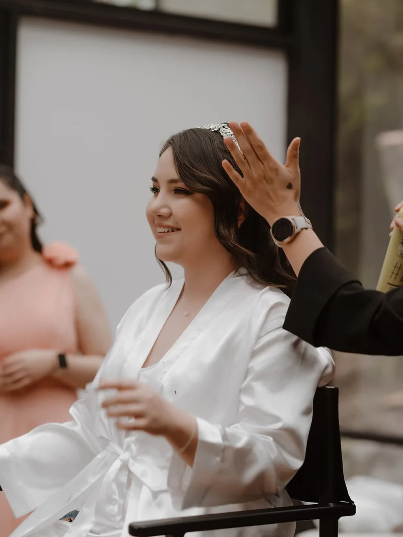 Ajuste del velo de novia, detalle del proceso