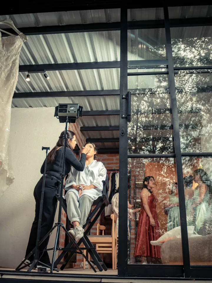 Momento detrás de cámaras durante una sesión de novia