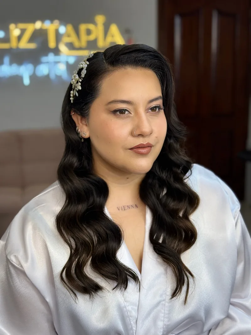 Novia en bata de seda antes de la ceremonia