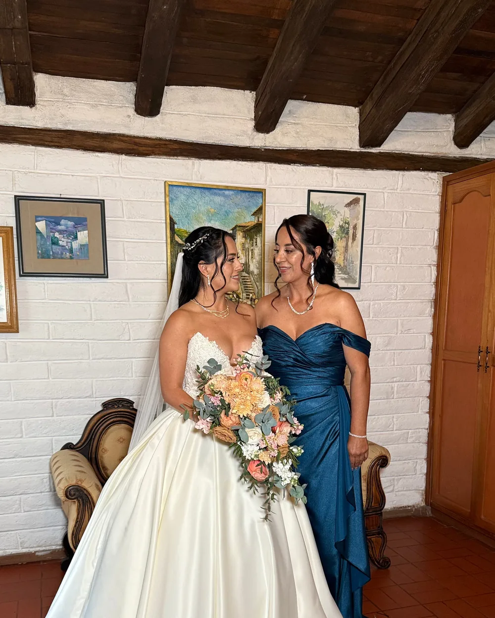 Novia y su mamá posando juntas
