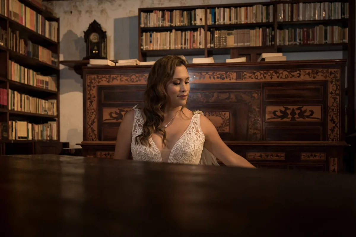 Novia abrazada con una persona querida