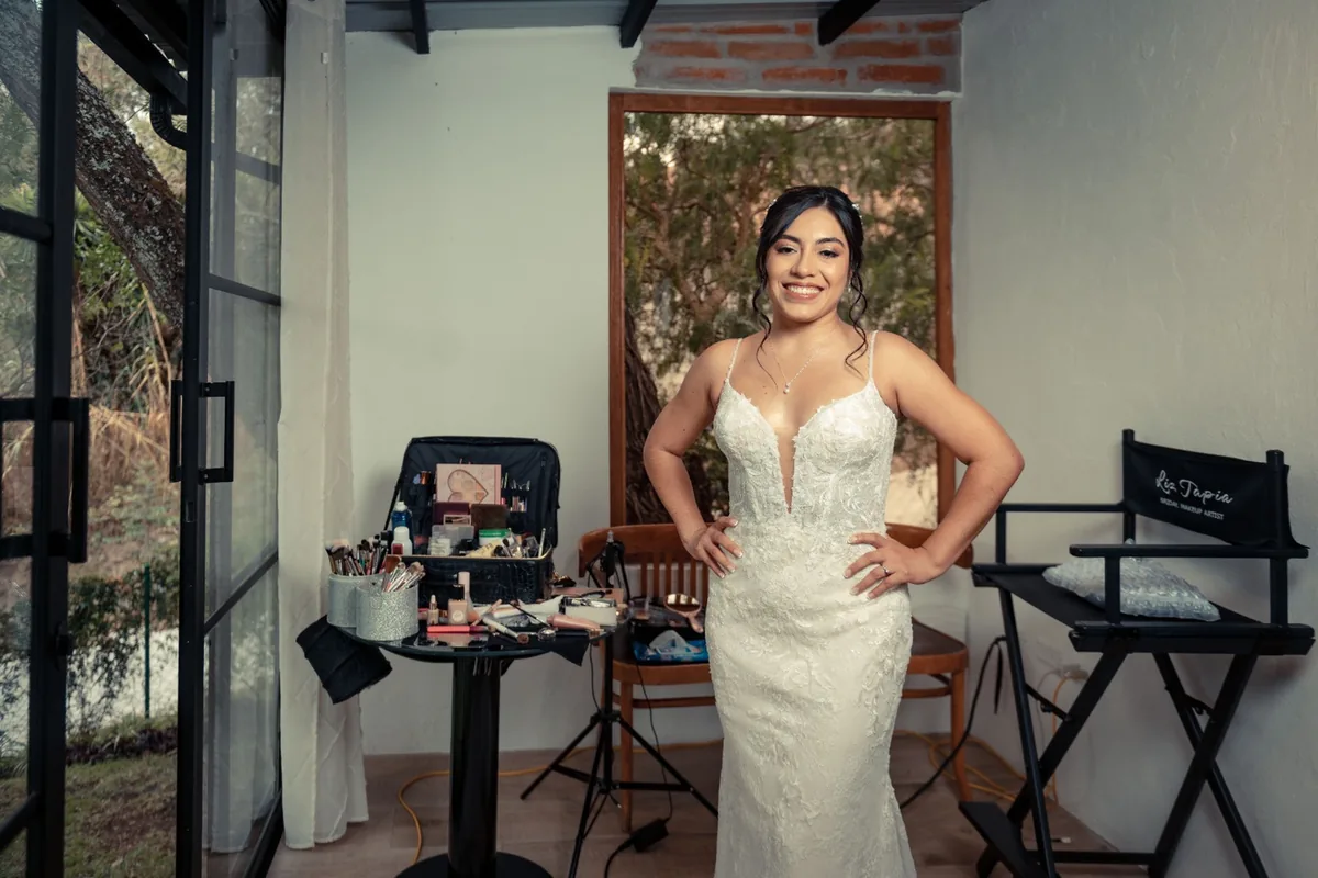 Novia en locación con arquitectura industrial