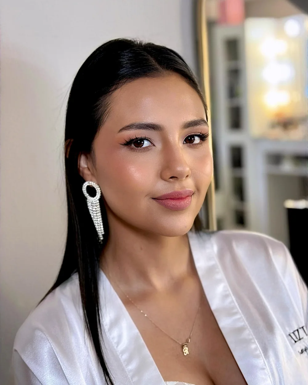 Retrato de novia con aretes y maquillaje natural