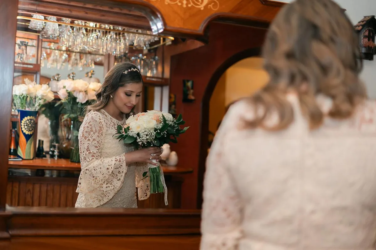 Novia con ramo de novia en locación vintage